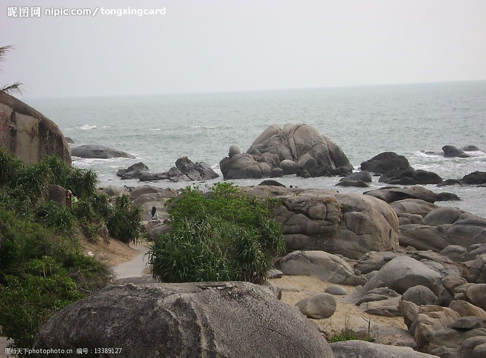 关键词:大海 奇异的石头 石头 自然景观 自然风景 摄影图库 314 jpg