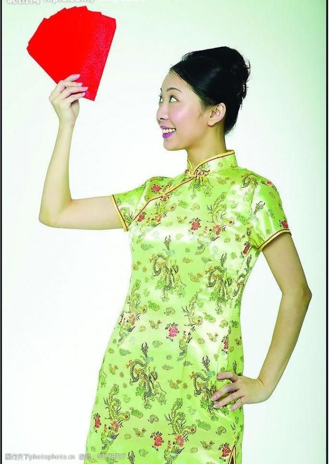 拿红包的美女图片