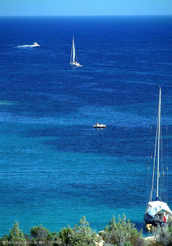 海中小帆 蓝天白云碧蓝大海海中小帆自由飘荡 自然景观 自然风景 摄影