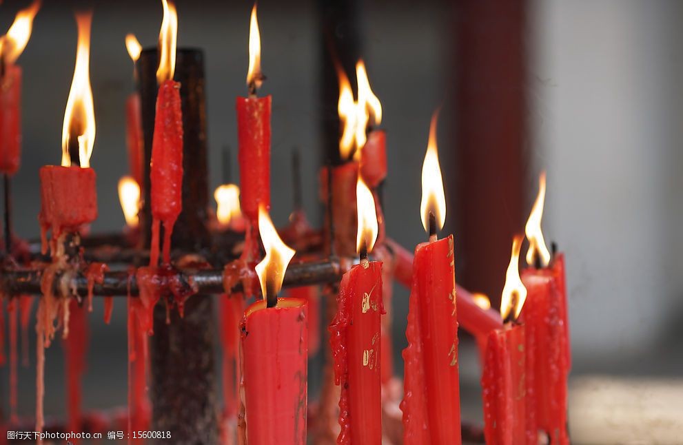 关键词:寒山寺的红蜡烛 蜡烛 寺庙 烛光 红色 高清晰 旅游摄影 人文
