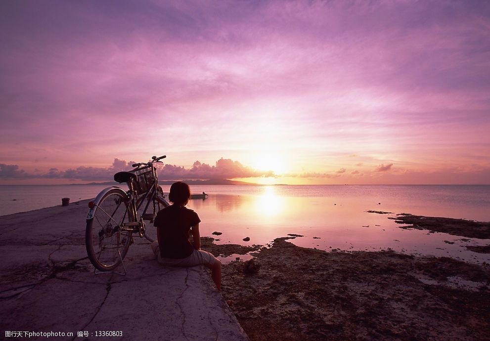 关键词:海边女孩 海边 单车 女孩 夕阳 自然景观 自然风景 精美壁纸