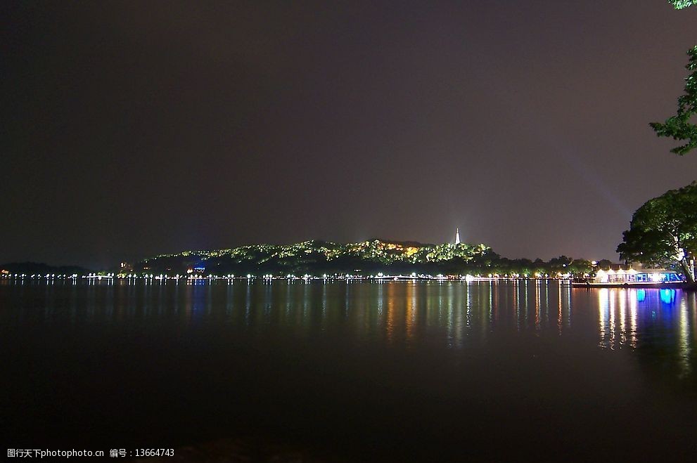 杭州西湖宝石山夜景图片