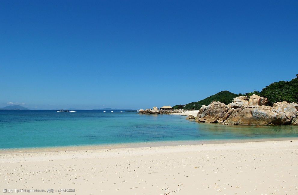 大海 蓝天 沙滩 岩石 游艇 自然景观 自然风景 摄影图库 72dpi jpg