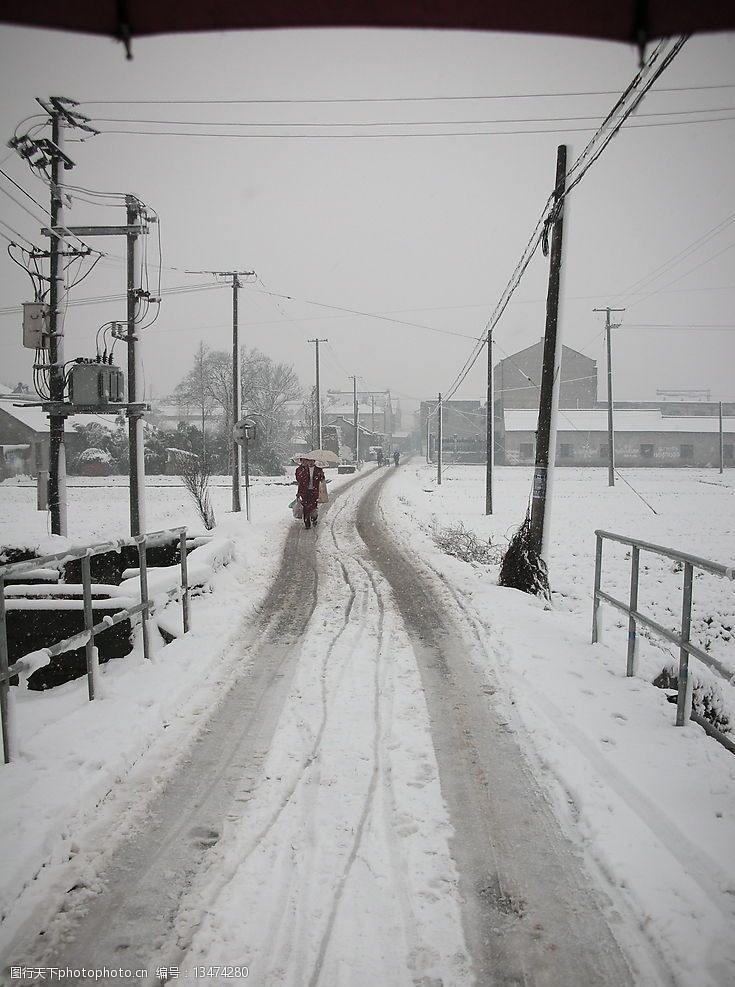 关键词:雪后的小路 雪 小路 伞 电线杆 车轮痕迹 自然景观 自然风景