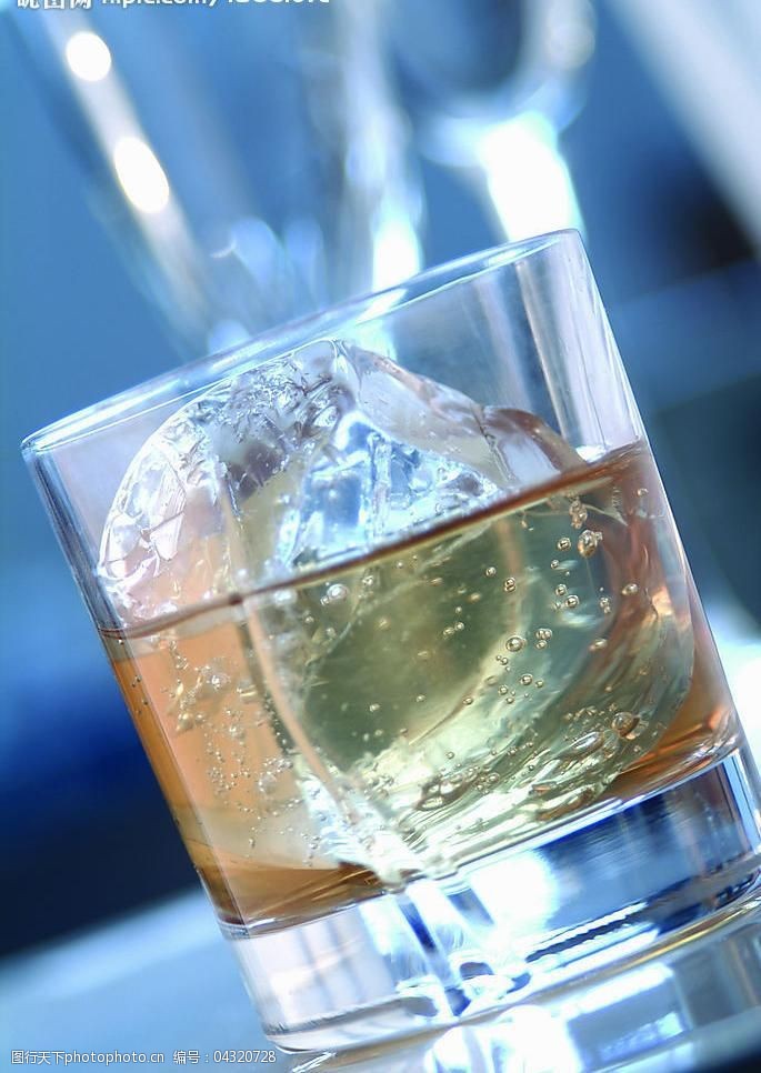 品酒话酒酒杯酒瓶图片