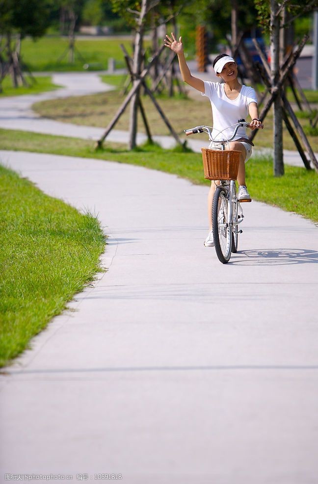 少女骑自行车图片
