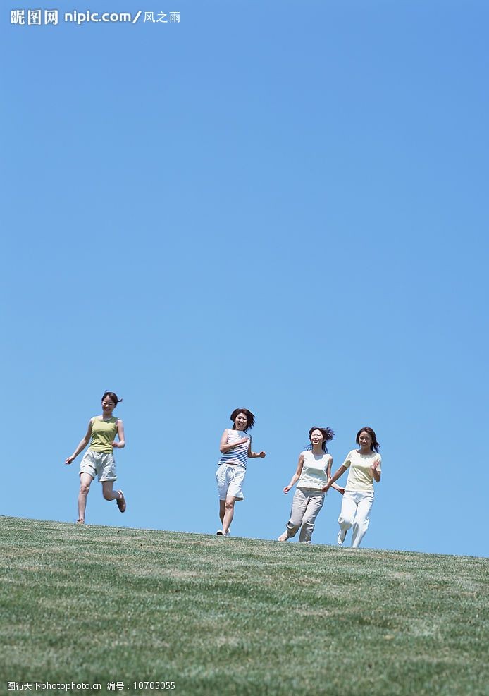 少女在草地上奔跑图片