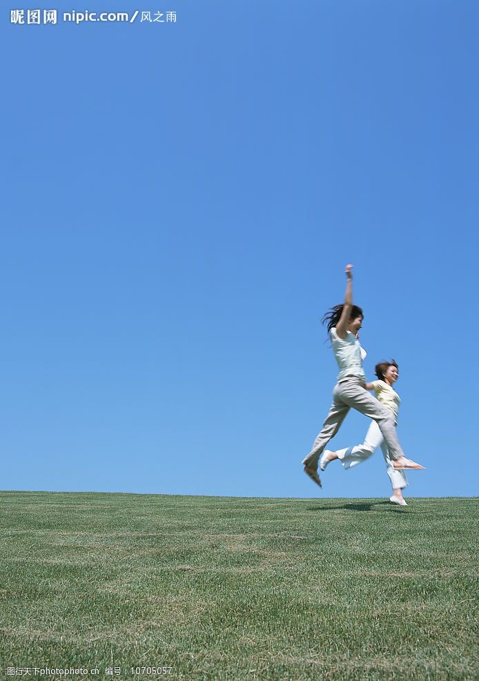 少女在草地上奔跑图片