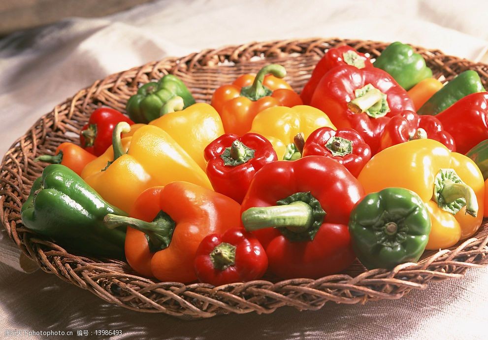 关键词:灯笼椒聚会 红色 绿色 橙色 灯笼椒 竹盘 生物世界 蔬菜 摄影