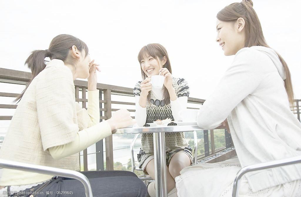 三个喝茶的女孩图片