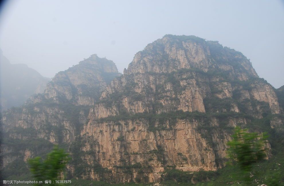 薄雾中的大山图片